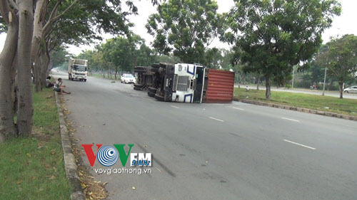 Xe đầu kéo lật ngang đường vì… dốc cao